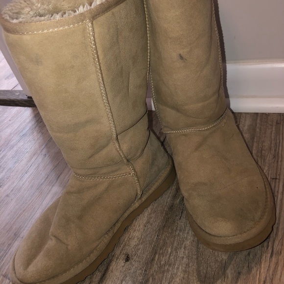 UGGs - Picture 2 of 3